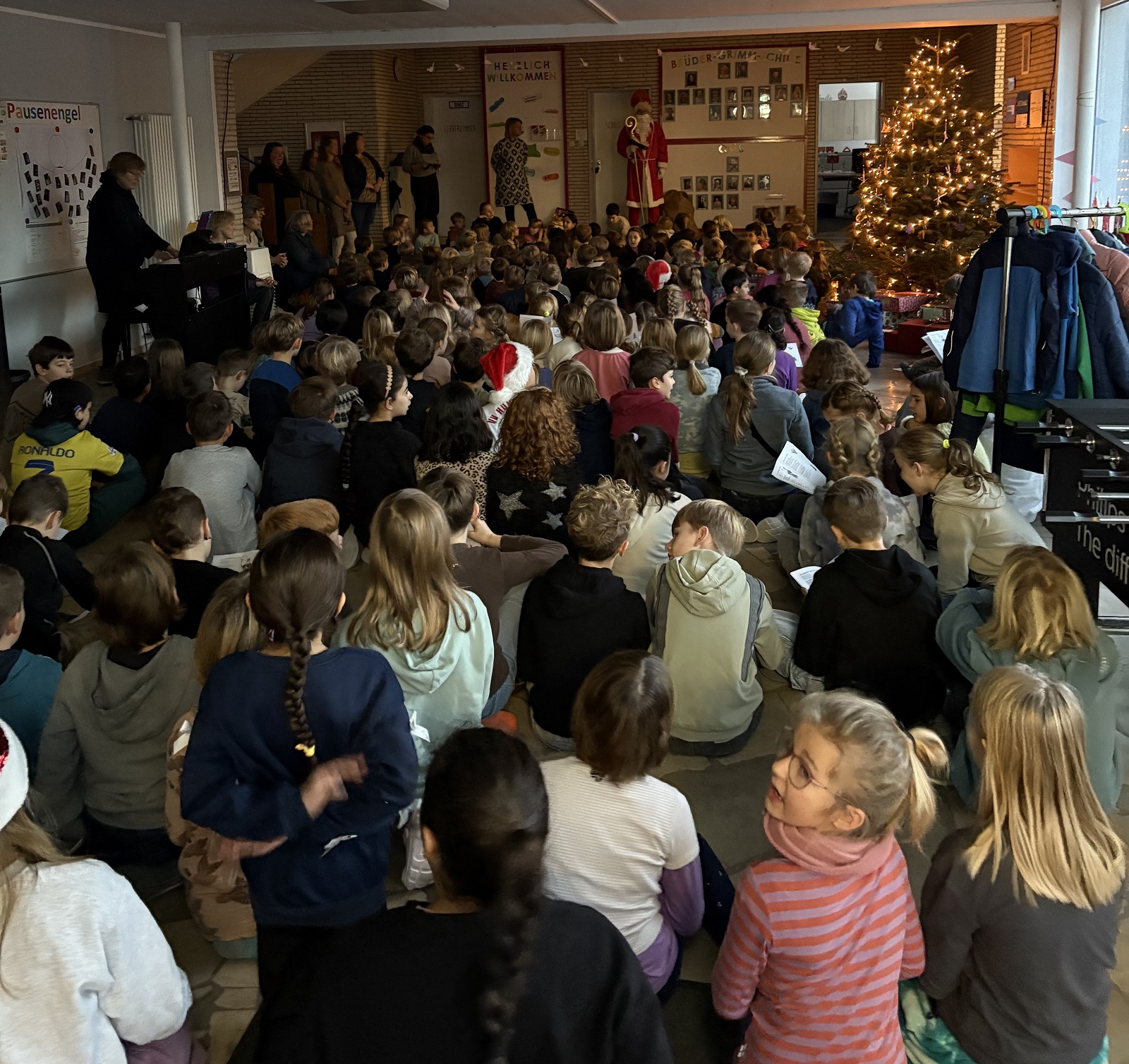 Der Nikolaus besucht die Brüder-Grimm-Grundschule
