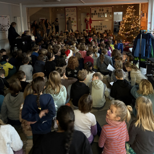 Der Nikolaus besucht die Brüder-Grimm-Grundschule