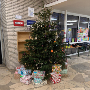 Der Nikolaus besucht die Brüder-Grimm-Grundschule
